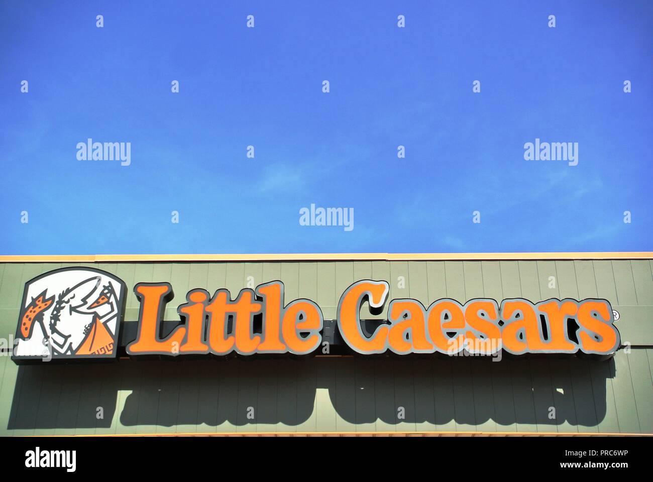 Ein großes Schild auf dem Restaurant Little Caesars, Pizza-Salon außen, Vorladen, ein Ketten-Restaurant in Charlottetown, Prince Edward Island, Kanada Stockfoto