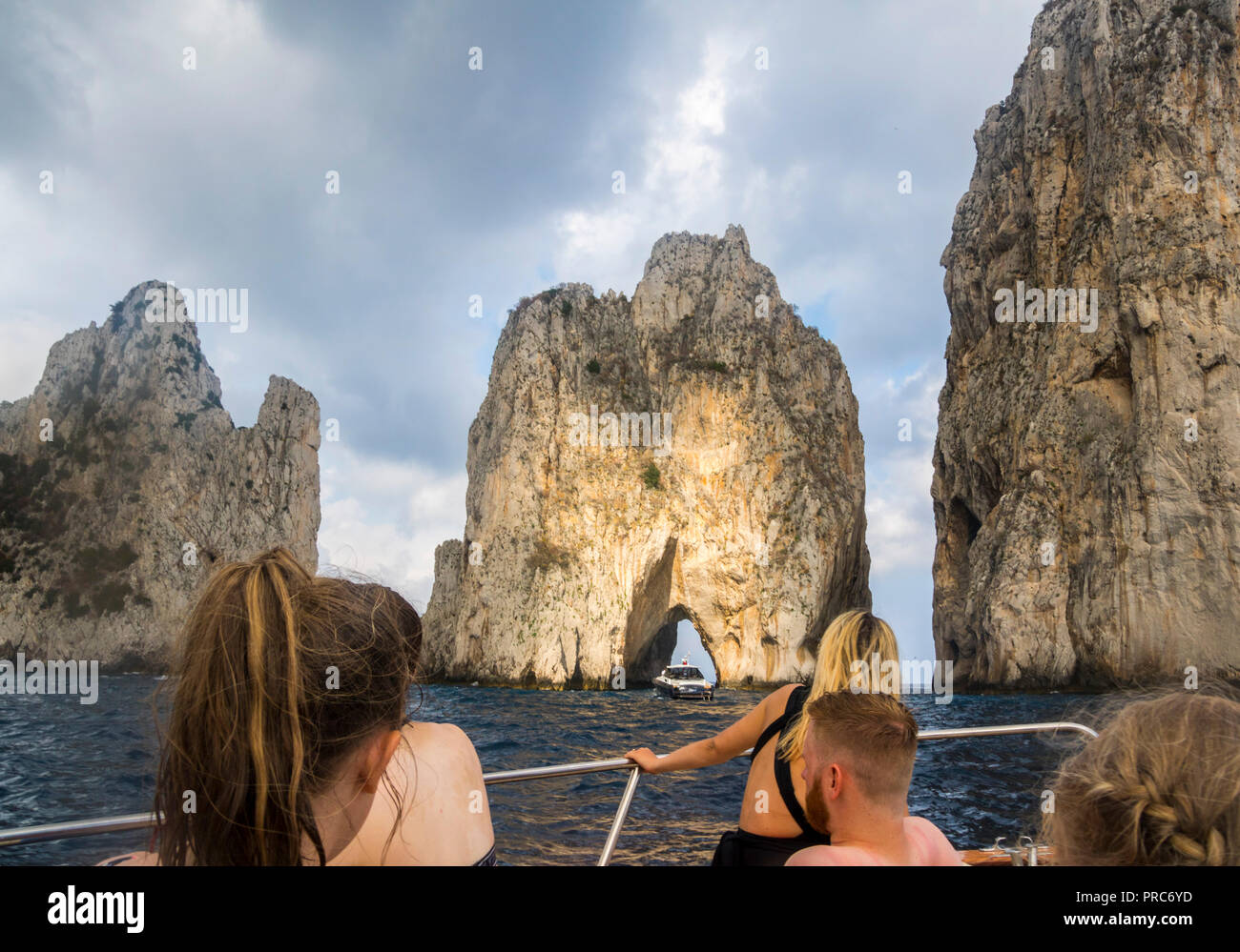 Faraglioni Felsen, Küste, Capri, Golf von Neapel, Kampanien, Italien, Europa, Boot, Bootsfahrt, Travel Concept, Tourismus Konzept Stockfoto