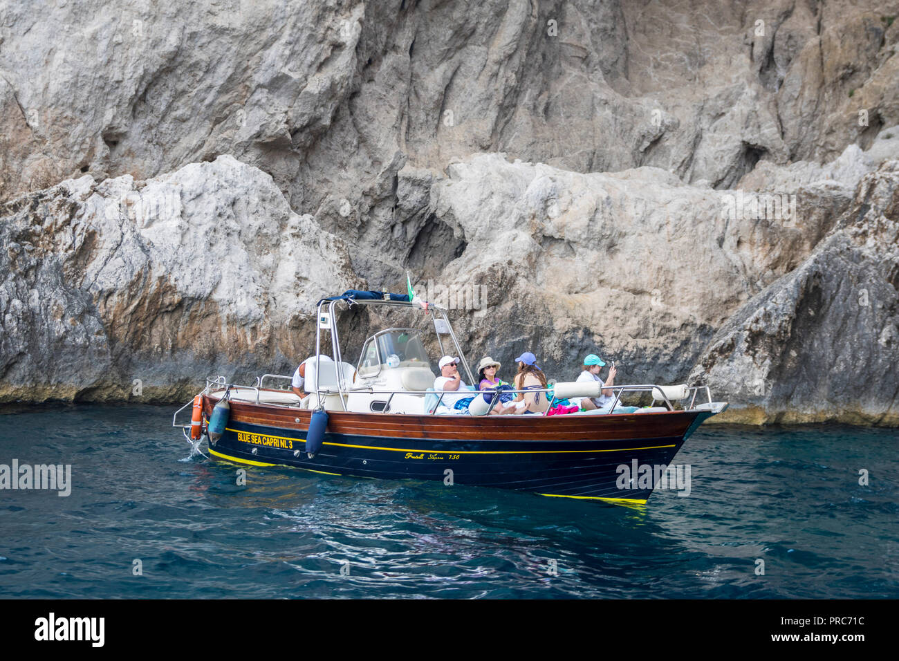 Eigenes Segelboot Ausflug, Höhlen erkunden rund um die Amalfi Küste, Capri, Italien, ferien, Feiertag Konzept Konzept, wohlhabend Stockfoto