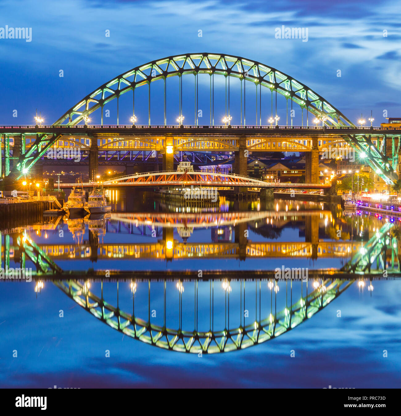 Newcastle Quayside. Blick auf den Fluss Tyne, Swing und Hohe Brücken vom Kai. Newcastle upon Tyne, England, Vereinigtes Königreich Stockfoto
