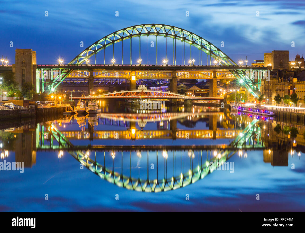 Blick auf den Fluss Tyne, Swing und Hohe Brücken vom Kai. Newcastle upon Tyne, England, Vereinigtes Königreich Stockfoto