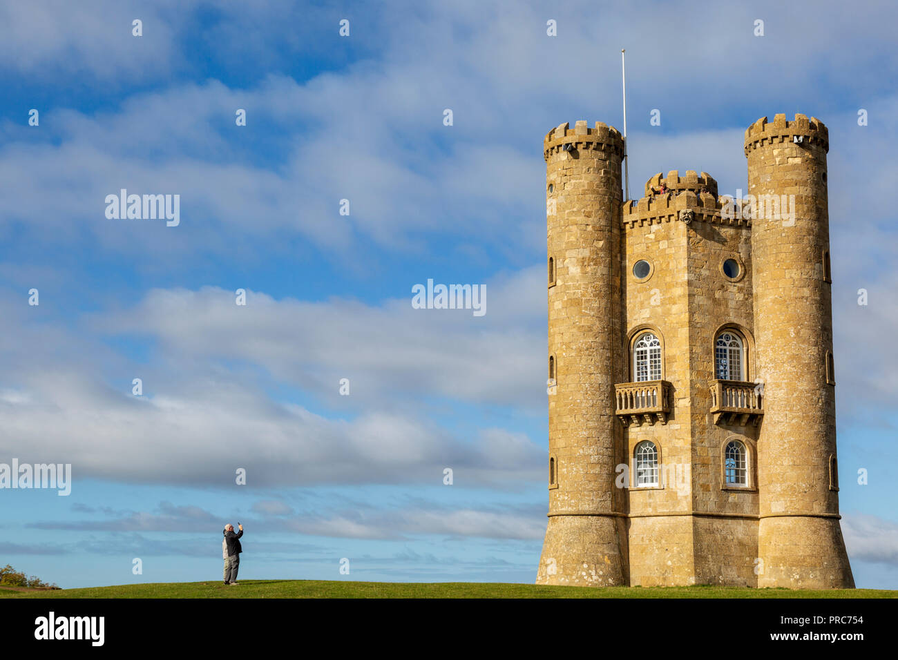 Ein Tourist, der ein Foto vom Broadway Tower, Cotswolds, England macht Stockfoto