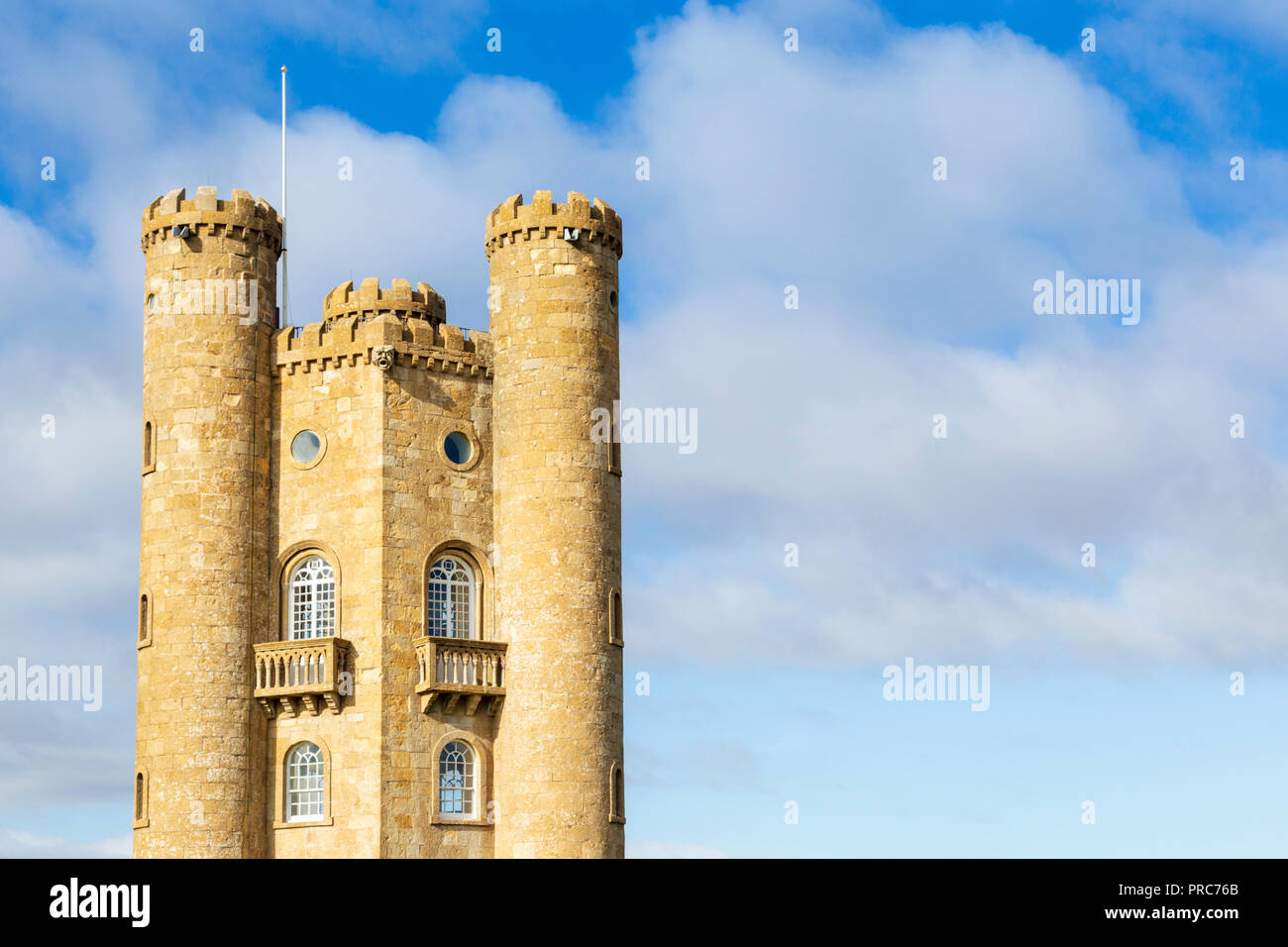 Broadway Tower auf dem Gipfel des Broadway Hill, Cotswolds, England Stockfoto
