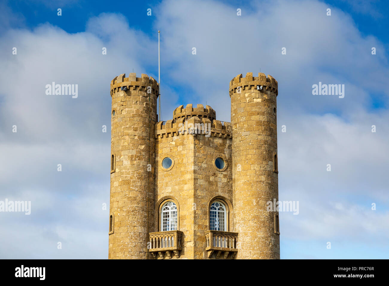 Broadway Tower auf dem Gipfel des Broadway Hill, Cotswolds, England Stockfoto