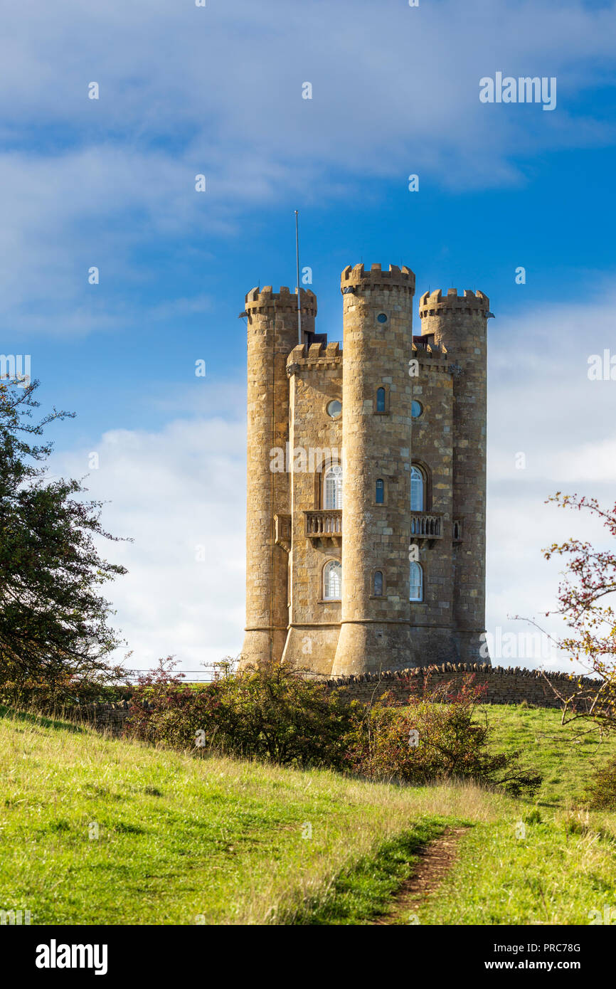 Der Cotswold Way Fußweg zum Broadway Tower, Cotswolds, England Stockfoto