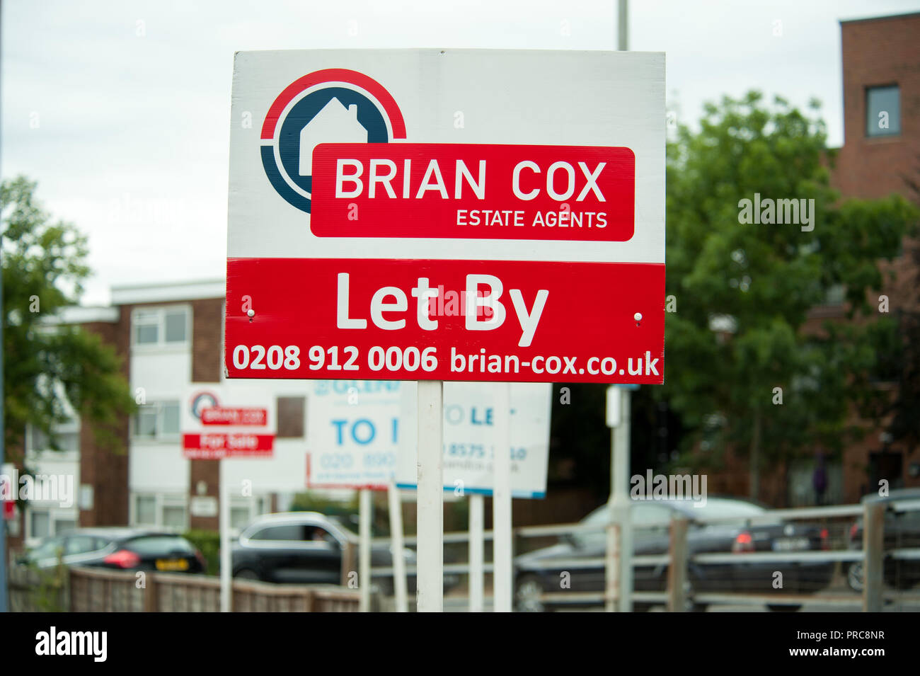 Für Verkauf und lassen Anzeichen für Immobilienmakler Brian Cox in Harrow London Stockfoto