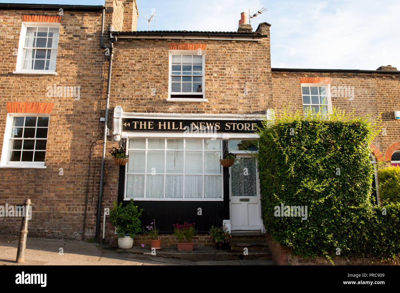West Street im Londoner Stadtteil Harrow im Nordwesten Londons mit Reihenhäusern auf einem hügeligen Straße Stockfoto