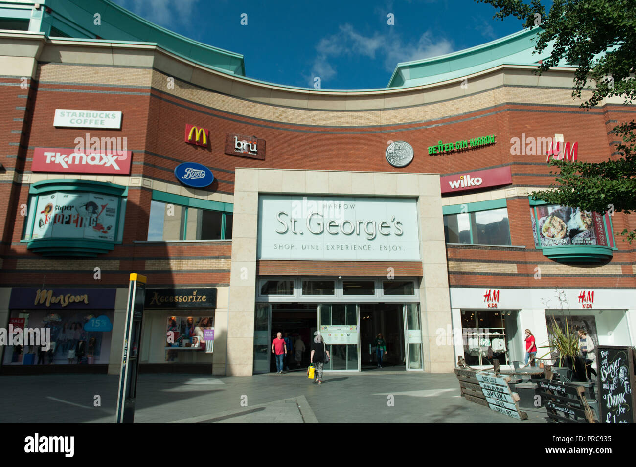 St. George's Einkaufszentrum im Stadtteil Harrow in North West London Stockfoto