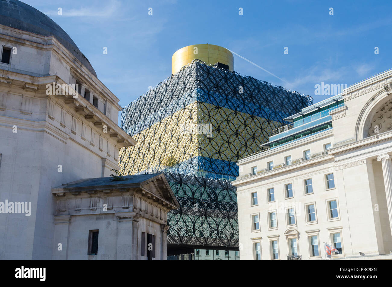 Der Kontrast von alten und neuen Gebäuden in Centenary Square, Birmingham einschließlich der Halle der Erinnerung, Baskerville Haus und die neue Bibliothek von Birmingham Stockfoto