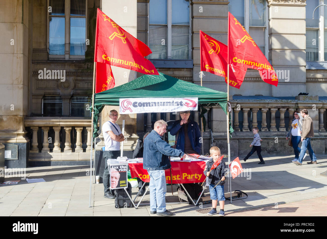 Kommunistischen Partei Fahnen auf einem Stand in Victoria Square, Birmingham bei dem Parteitag der Konservativen Partei in 2018 Stockfoto