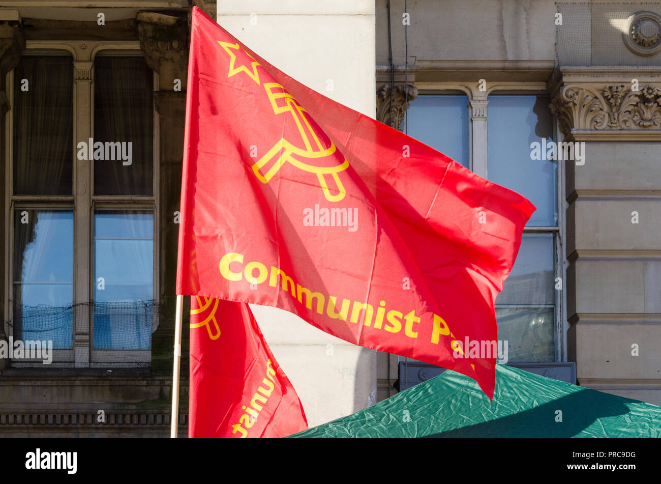Kommunistischen Partei Fahnen auf einem Stand in Victoria Square, Birmingham bei dem Parteitag der Konservativen Partei in 2018 Stockfoto