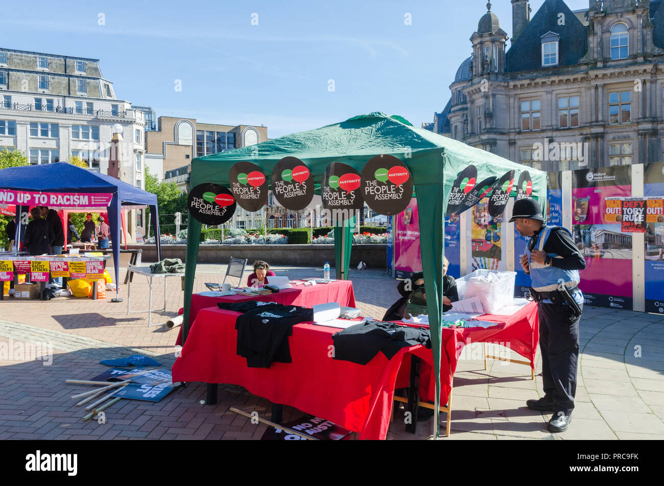 Verschiedene politische Gruppierungen, die die Völker steht, einschließlich der "Versammlung" in Victoria Square, Birmingham bei dem Parteitag der Konservativen Partei in 2018 Stockfoto