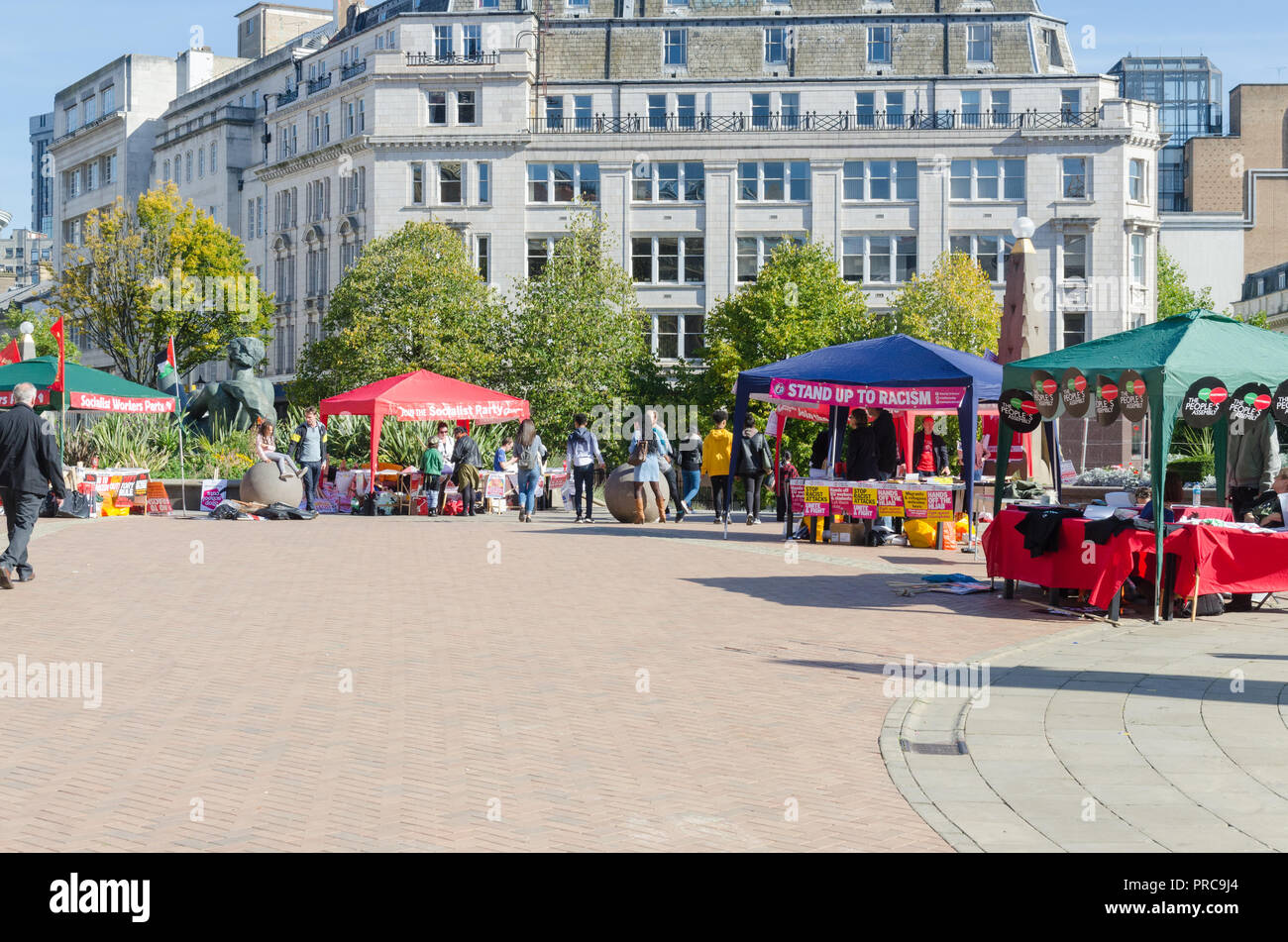 Verschiedene politische Gruppierungen, die sich im Victoria Square, Birmingham bei dem Parteitag der Konservativen Partei in 2018 Stockfoto