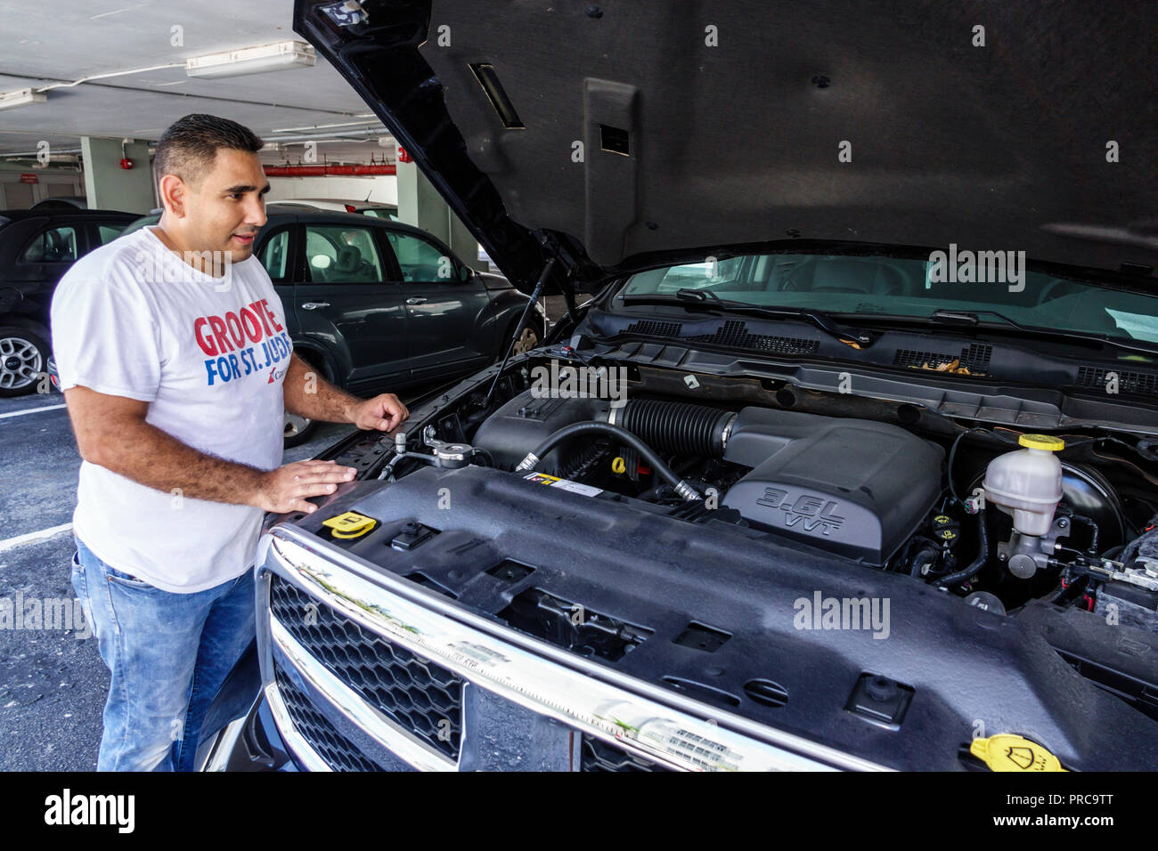 Miami Beach, Florida, hispanischer Mann, Männer, Dodge RAM-LKW-Motor, sieht aus, 3,6 l Pentastar V6 mit doppelter obenliegender Nockenwelle, DOHC mit variabler Ventilsteuerung, VVT, FL180630 Stockfoto