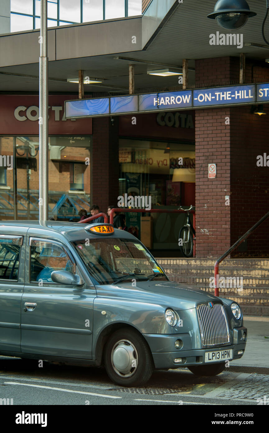 Taxis gesäumt von Harrow on the Hill Station im Bezirk Harrow in North West London Stockfoto