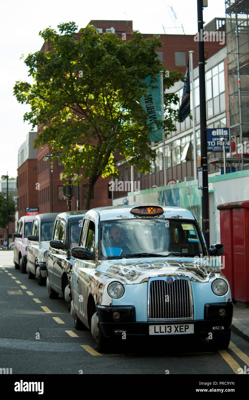 Taxis gesäumt von Harrow on the Hill Station im Bezirk Harrow in North West London Stockfoto