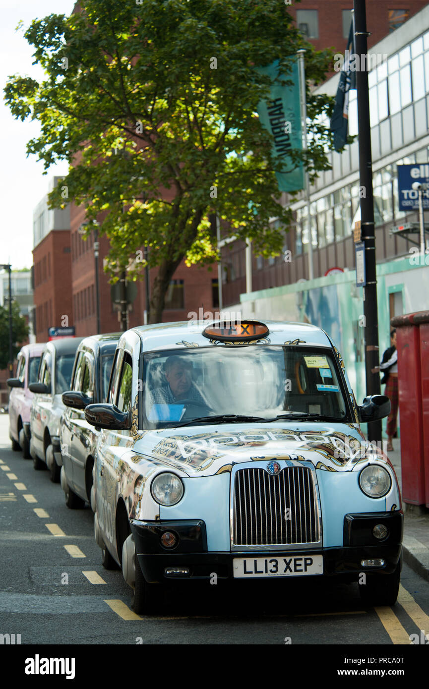 Taxis gesäumt von Harrow on the Hill Station im Bezirk Harrow in North West London Stockfoto