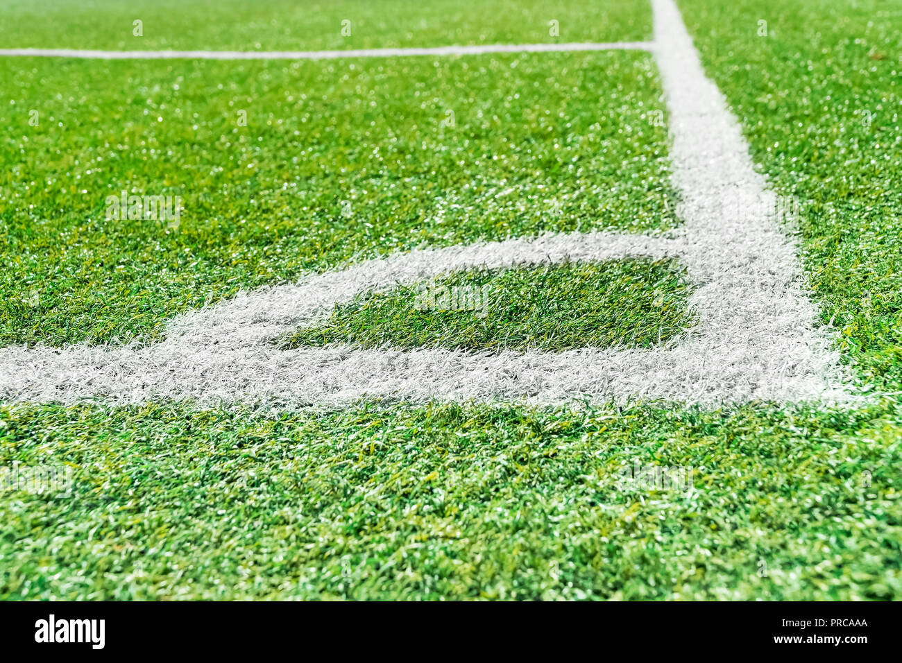 Winkel der Fußballplatz mit Kunstrasen und weiße Markierungen Stockfoto