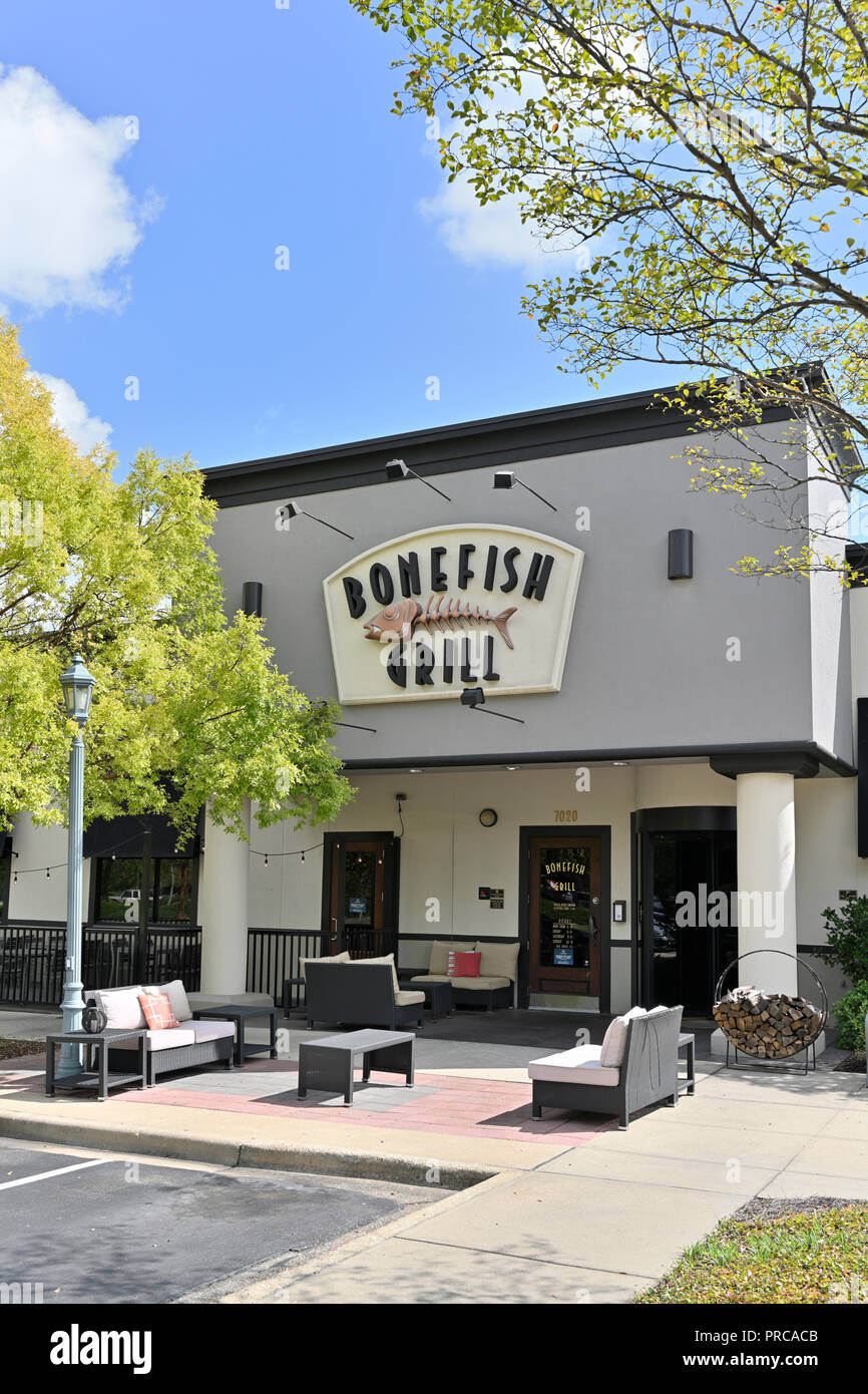 Vordere äußere Eingang von Knochen Fisch Grill mit den Corporate Logo und in Montgomery, Alabama, USA. Stockfoto
