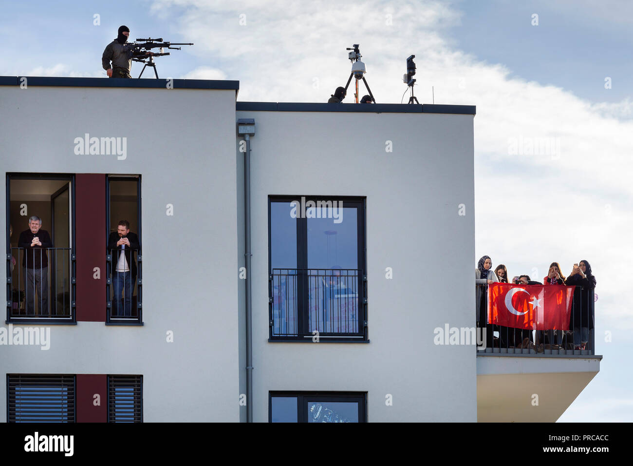 Scharfschützen der Polizei während der Demonstration gegen den türkischen Präsidenten Recep Tayyip Erdogan am Samstag (29.09.2018) vor der Moschee Stockfoto