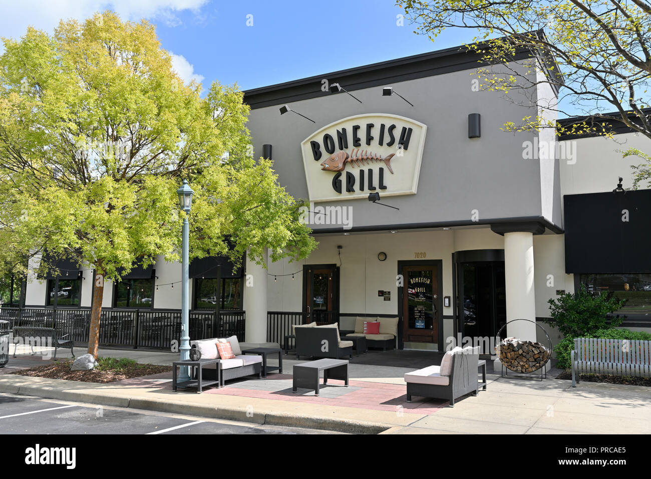 Vordere äußere Eingang von Knochen Fisch Grill mit den Corporate Logo und in Montgomery, Alabama, USA. Stockfoto