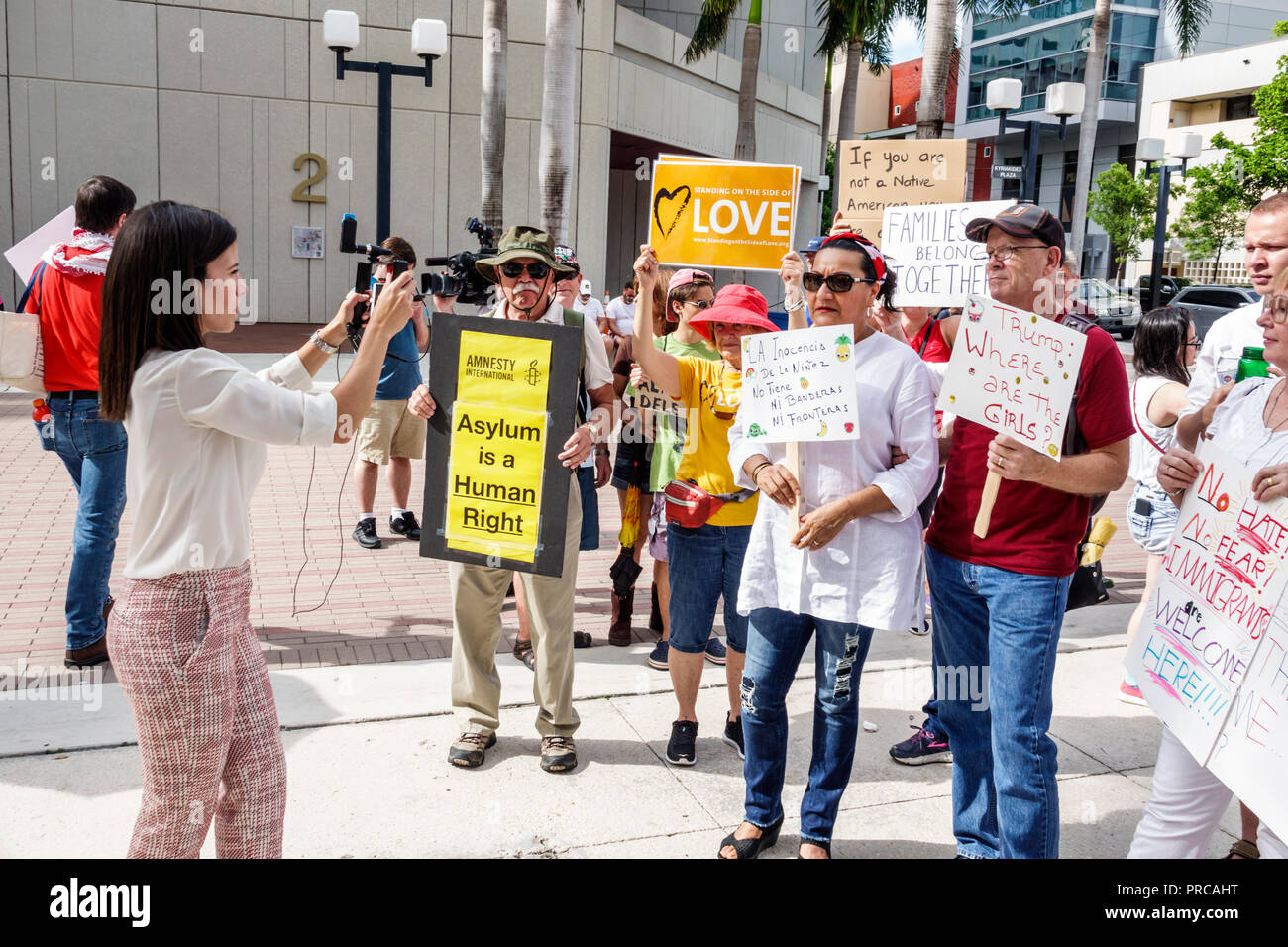 Miami Florida, Demonstration demonstriert Protest protestierend, Familien gehören zusammen Freie Kinder illegale Einwanderung, soziale Medien, mexikanische Grenze fa Stockfoto