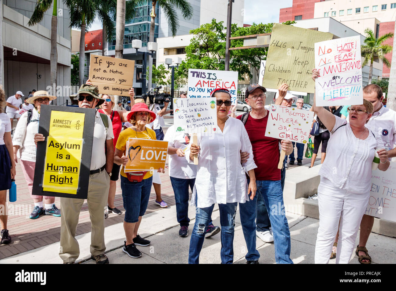 Miami Florida, Demonstration gegen Protestdemonstration, Familien gehören zusammen Freie Kinder illegale Einwanderung, mexikanische Grenzfamilie Separati Stockfoto