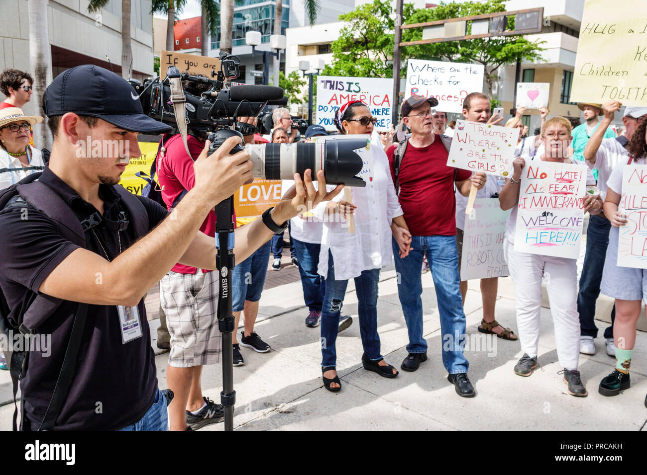 Miami Florida, Demonstration demonstriert Protest protestierend, Familien gehören zusammen Freie Kinder illegale Einwanderung, Medien, digitales Video Videocam c Stockfoto