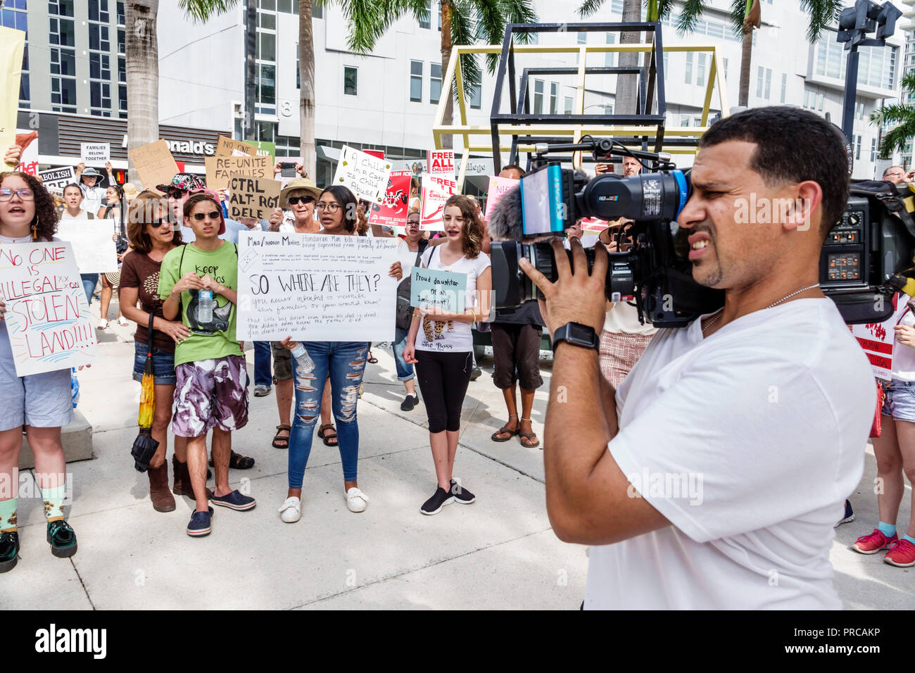 Miami Florida, Demonstration demonstriert Protest protestierend, Familien gehören zusammen Freie Kinder illegale Einwanderung, Medien, digitales Video Videocam c Stockfoto