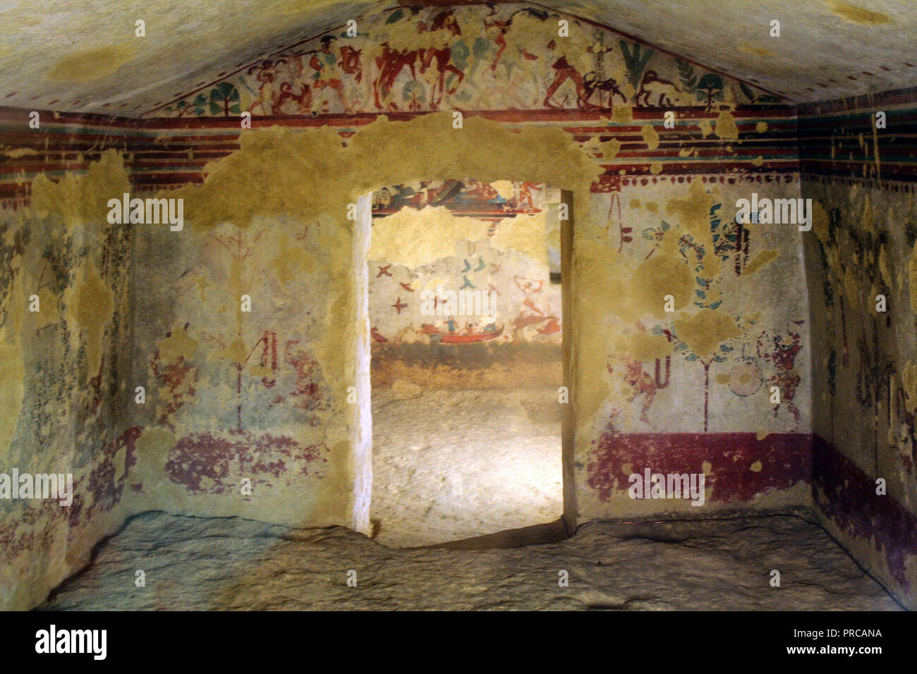 Innenraum eines etruskischen Grab in der totenstadt von Tarquinia, Italien Stockfoto