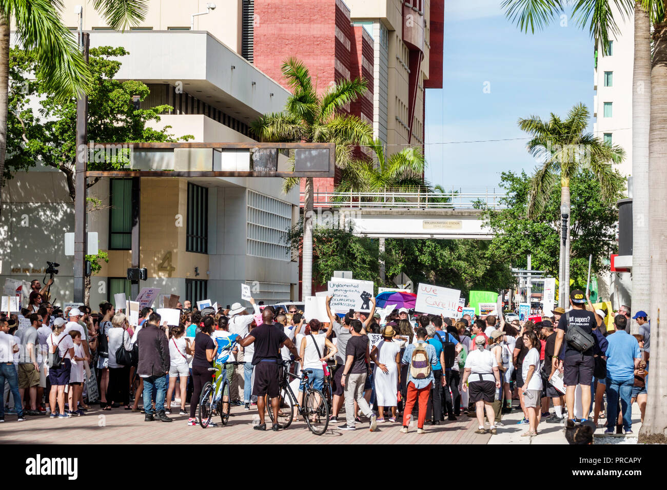 Miami Florida, Demonstration gegen Protestdemonstration, Familien gehören zusammen Freie Kinder illegale Einwanderung, mexikanische Grenzfamilie Separati Stockfoto