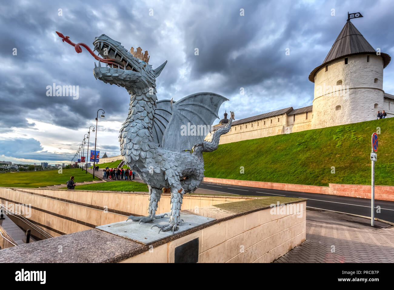 Kazan, Russland - 10. Juni 2018: Skulptur des mythischen Schlange Zilant, das offizielle Symbol von Kasan in der Nähe der Kasaner Kreml und Kul Sharif Moschee, der Re Stockfoto