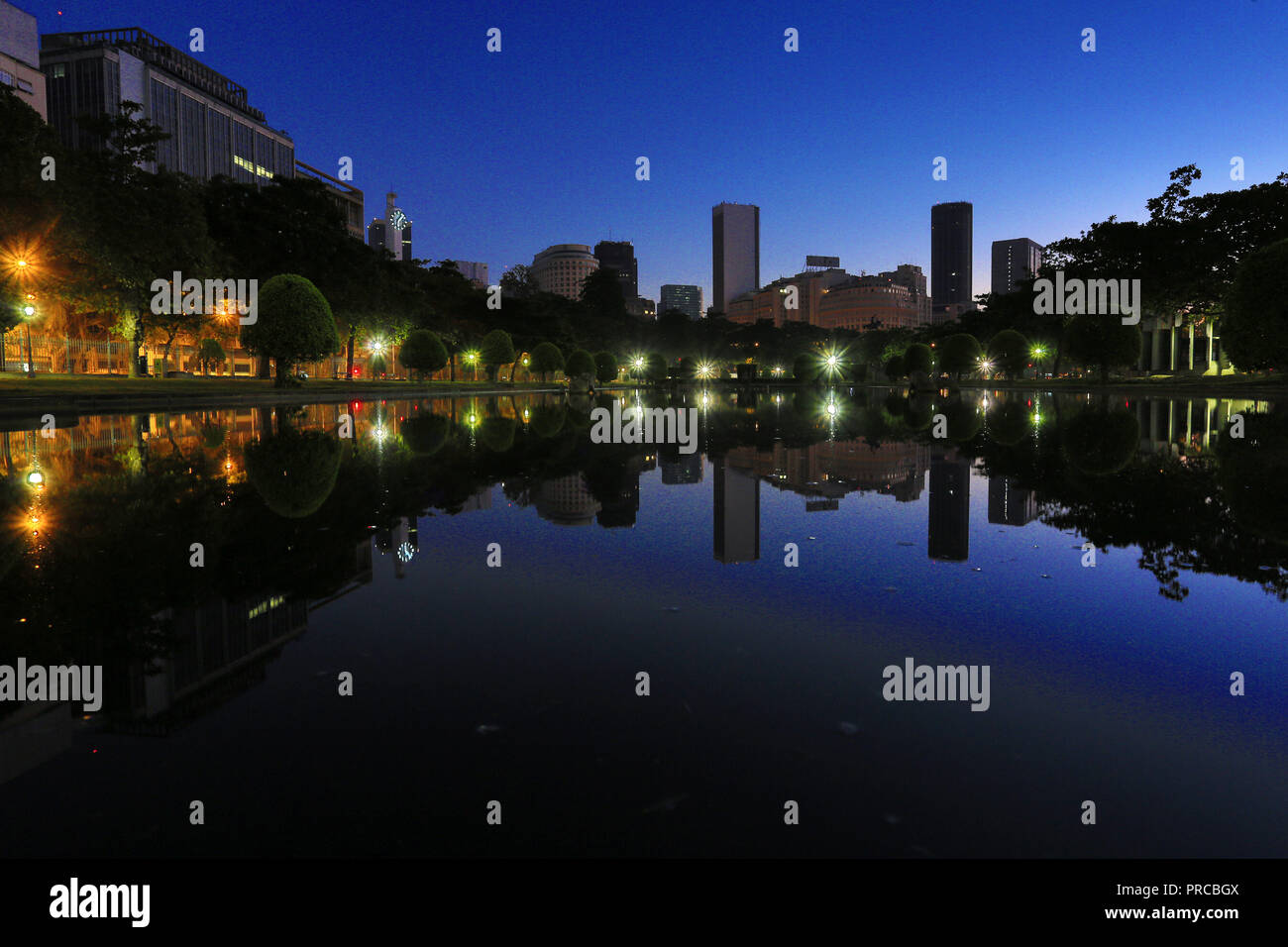 Sonnenaufgang in Rio de Janeiro Praca Paris, mit Innenstadt Gebäude im Hintergrund, Brasilien Stockfoto
