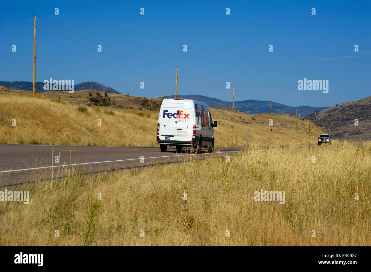 FedEx delivery Truck auf entfernten Straße in Montana, USA Stockfoto
