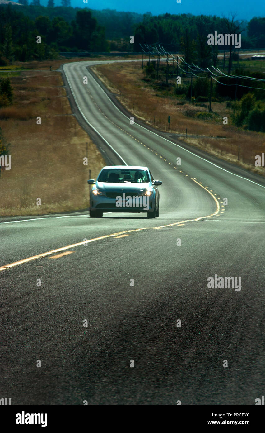 Auto Fahren auf offener Straße in Montana, USA Stockfoto