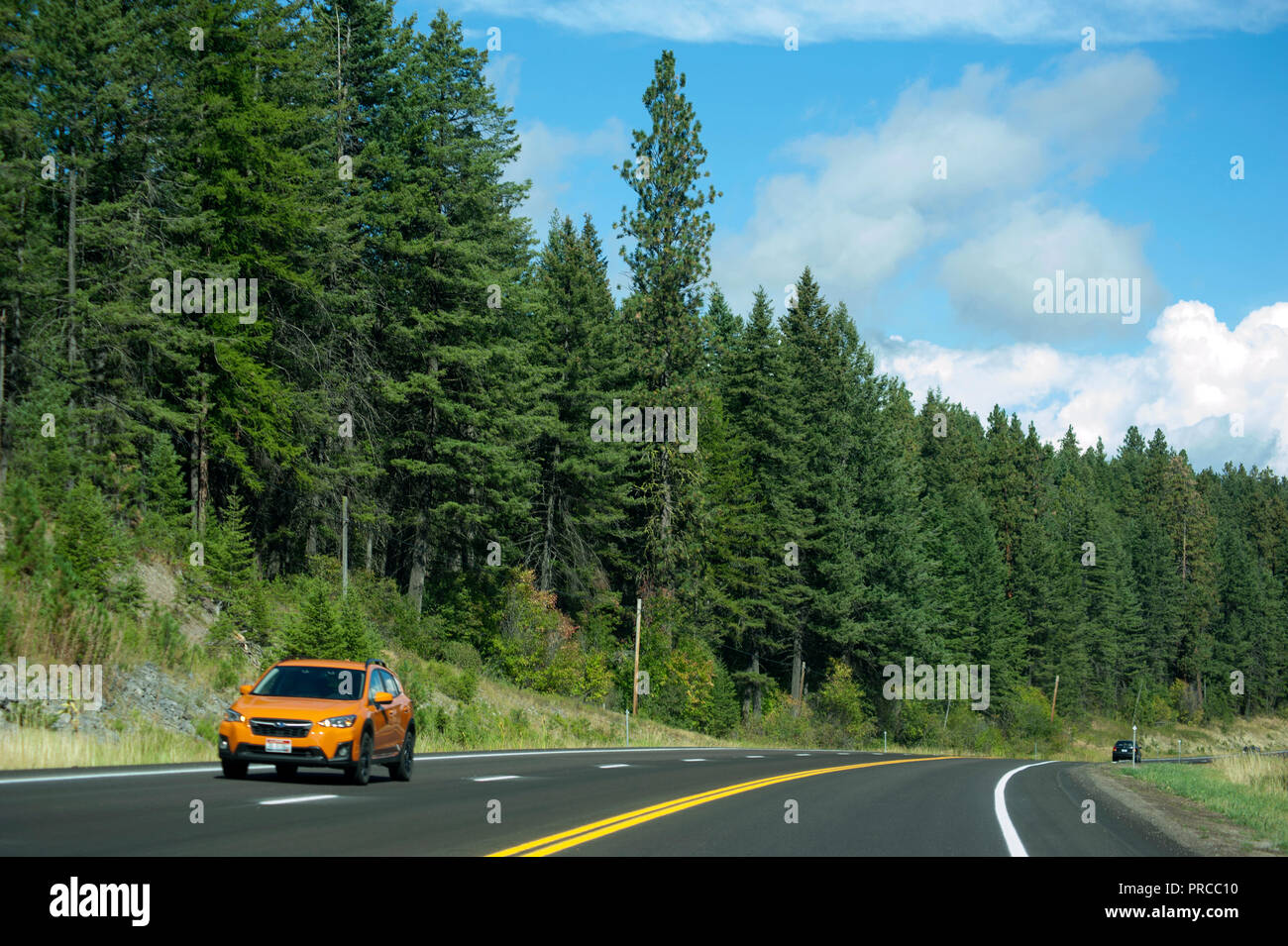 Landstraße in der Nähe von Flathead Lake in Montana Stockfoto