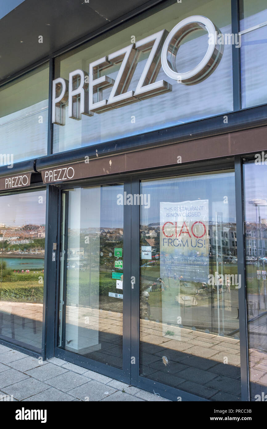 Szenen aus dem Stadtzentrum von Newquay, Cornwall. Metapher High Street Crisis Squeeze, Retail Squeeze, Stores out of Business. Stockfoto