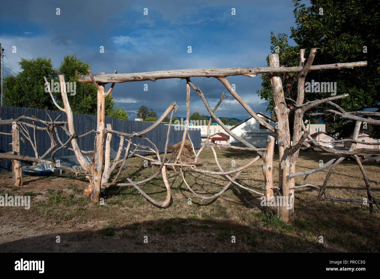 Künstlerisch Zaun aus Holz in Hot Springs, Montana konzipiert Stockfoto