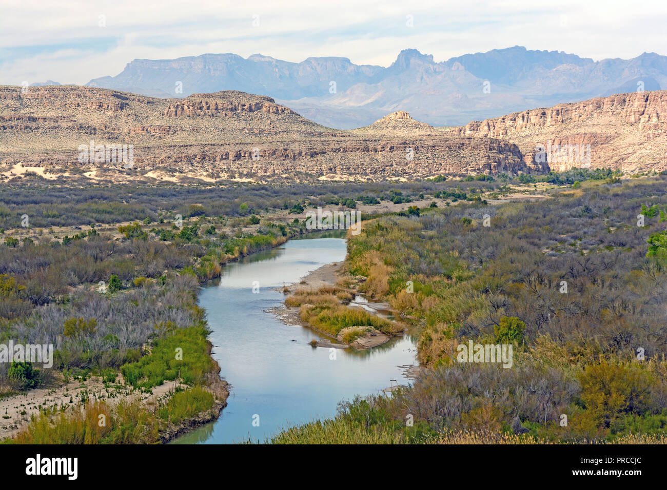 Rio Grande Fluss schlängelt sich durch eine Desert Canyon von Big Bend National Park in Texas Stockfoto