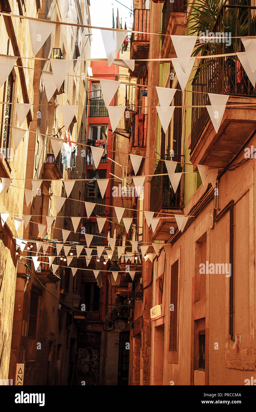 Dekoriert Gasse mit bunten historischen Gebäude in der Altstadt von Barcelona, Katalonien, Spanien, Europa. Außenansicht des typisch mediterran Stockfoto