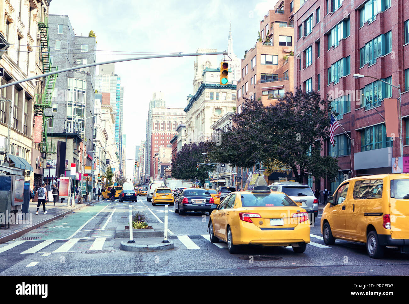 Verkehr auf Manhattan Avenue (Damen 1,6 km Historic District) des Tages, New York City, USA. Getönten Bild. Stockfoto