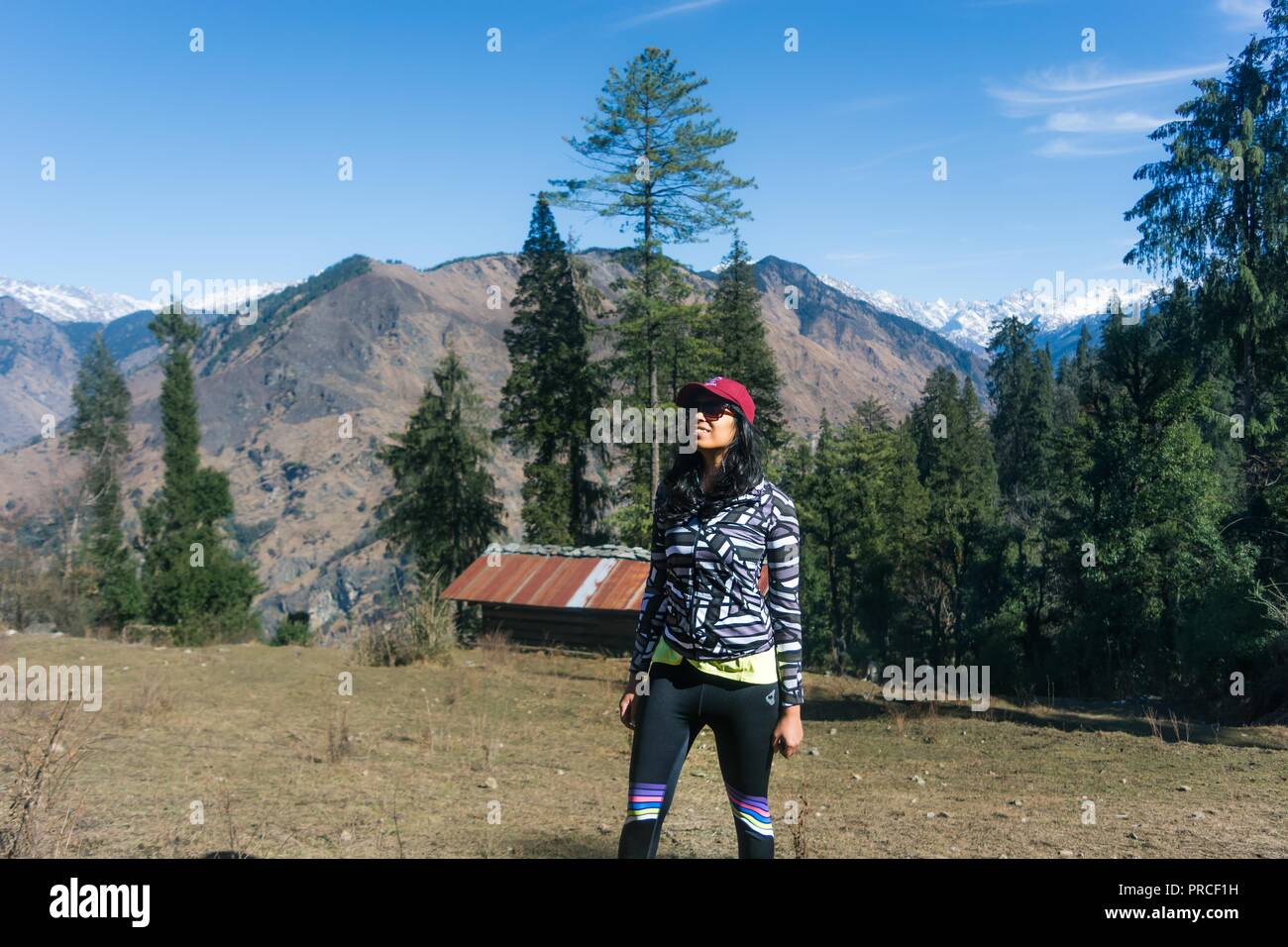 Indisches Mädchen trekking Kedarkantha - eine beliebte Winter Trek in Indien Stockfoto