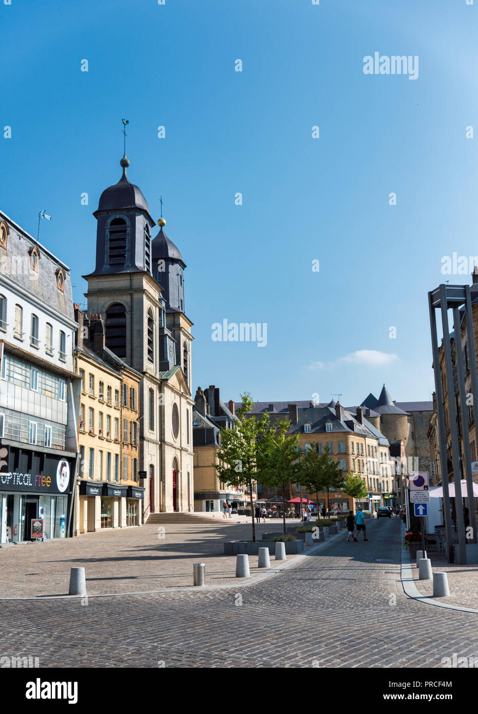 Limousine, Frankreich, 22-Aug-2018: Menschen gehen in der sytreet der alten Stadt von Sedan in Frankreich, die Stadt hat schöne alte Gebäude wie die Kirche und das Rathaus Stockfoto