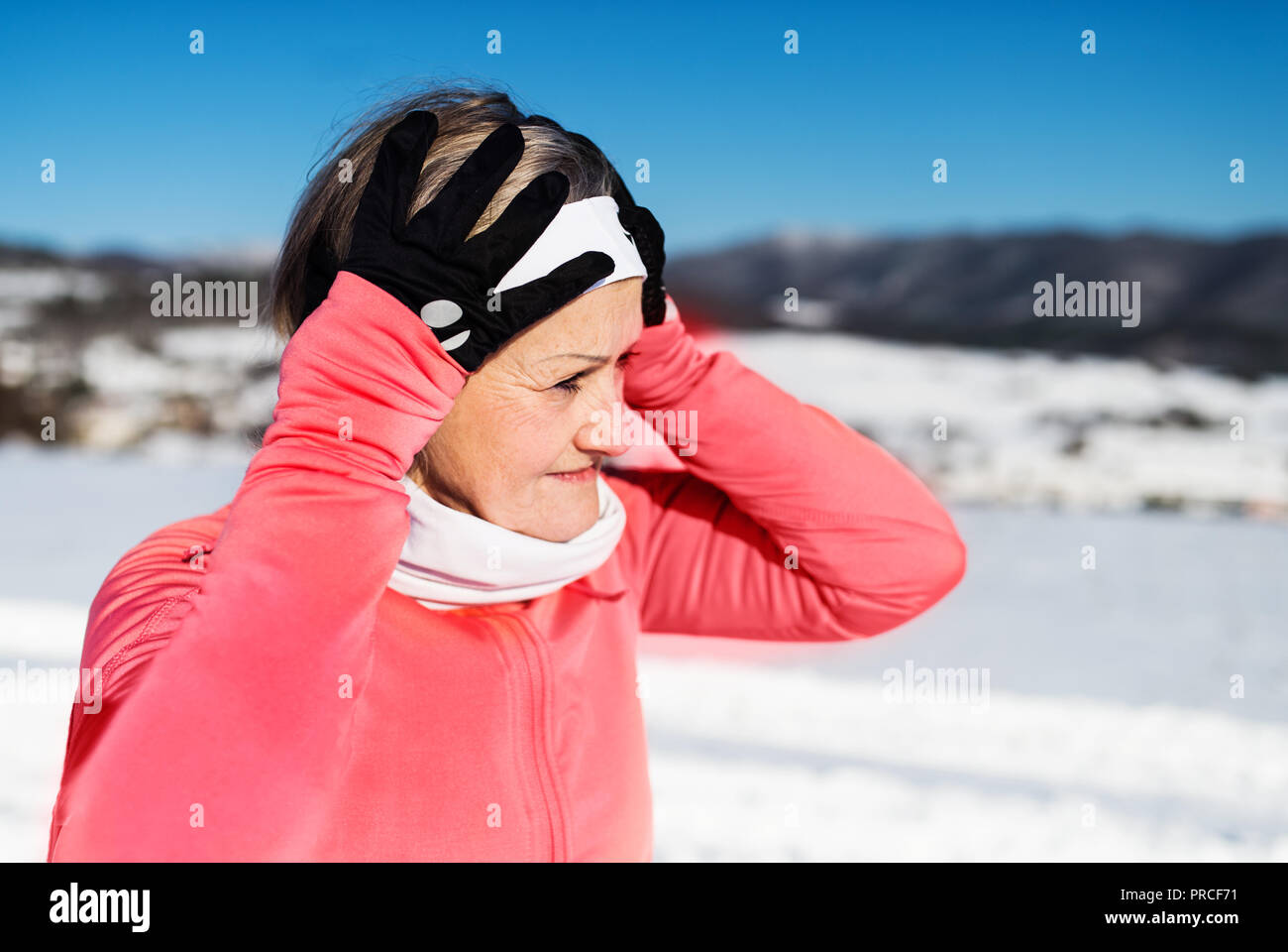 Ältere Frau Runner im Winter Natur ruht. Stockfoto