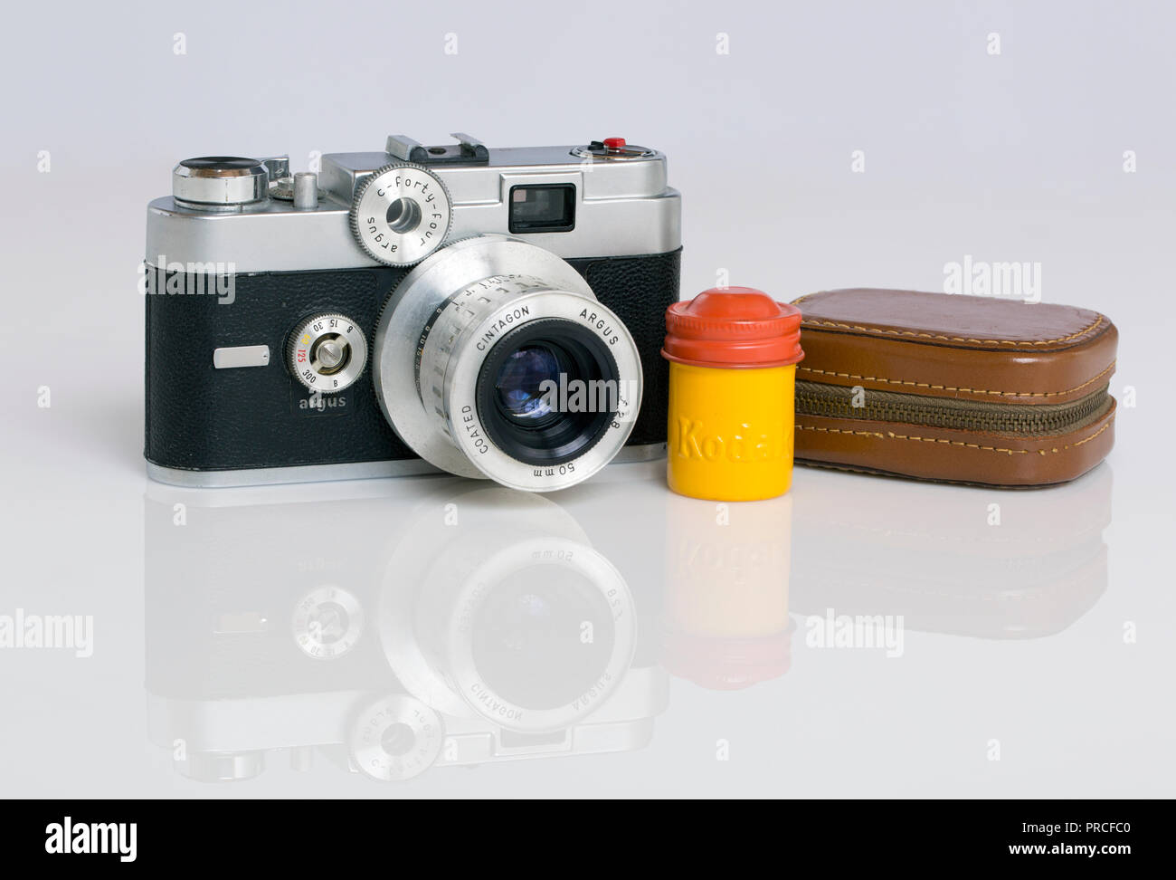 Eine amerikanische Argus C44 R35 mm Entfernungsmesser film Kamera, Kodak Kanister Farbe für Kodachrome Film kodiert, und ein Belichtungsmesser in einem Lederetui. T Stockfoto