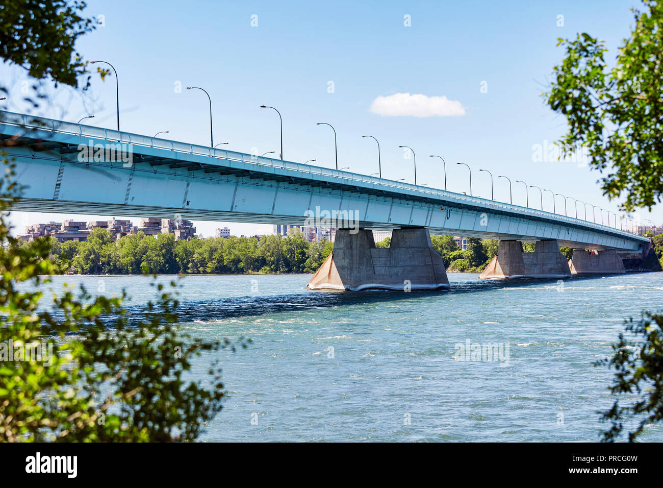 Pont de la Concorde Brücke am St. Lawrence River in Montreal, Quebec, Kanada Stockfoto