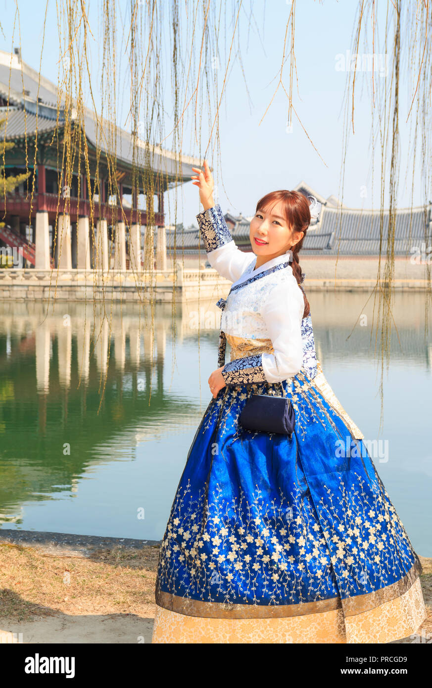 Schönen koreanischen Frau gekleidet Hanbok, traditionelle koreanische Kleid, in Gyeongbokgung Palast, Seoul, Südkorea Stockfoto