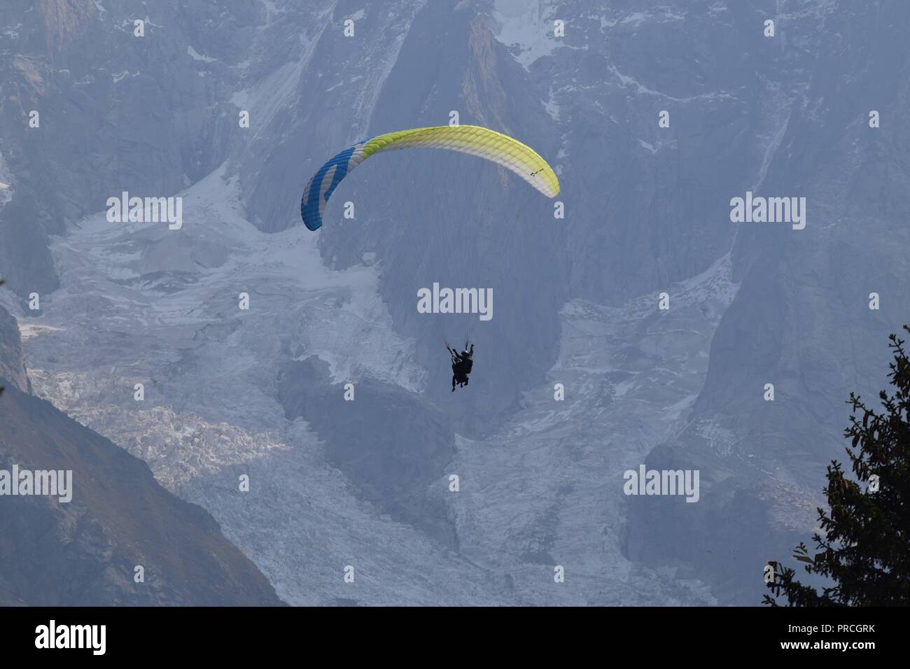 Paragliding in den Französischen Alpen, in der Nähe der Chamoix Stockfoto