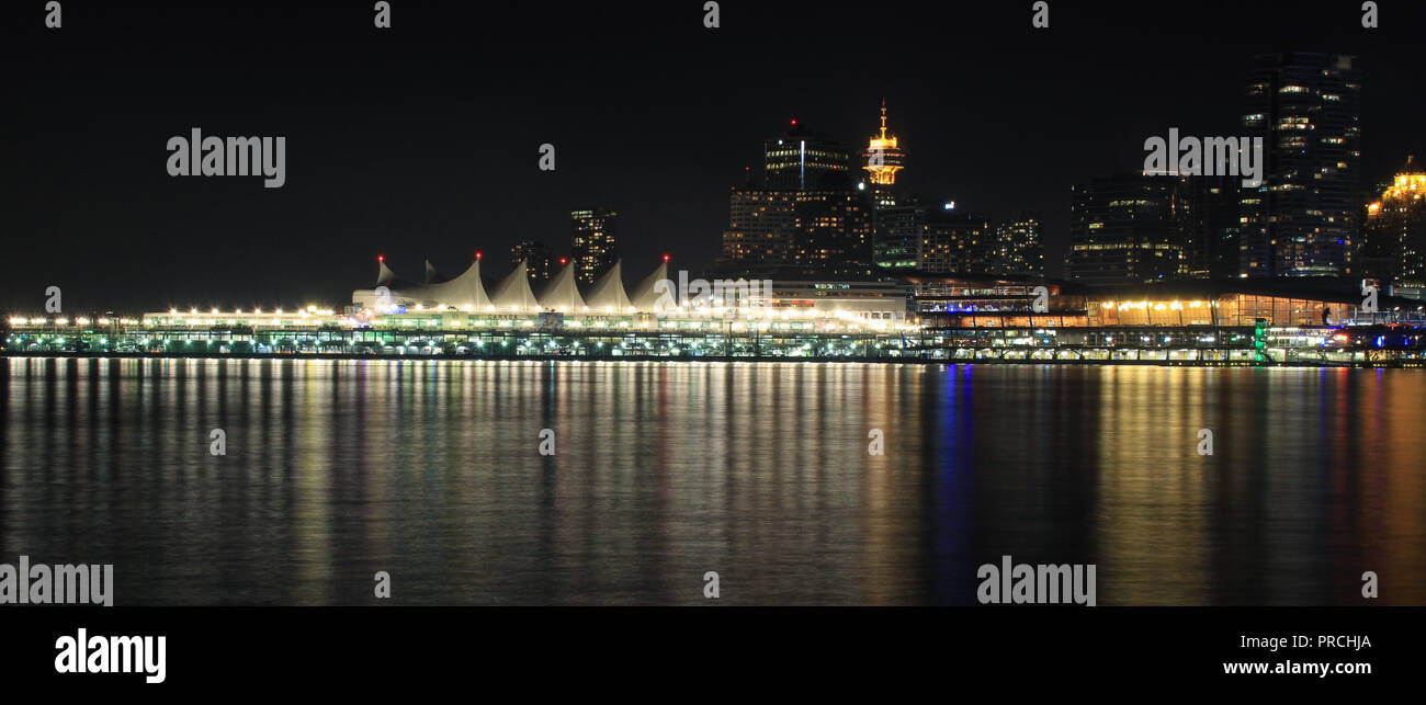 Panoramablick auf die Skyline von Vancouver in der Nacht in Kanada Stockfoto