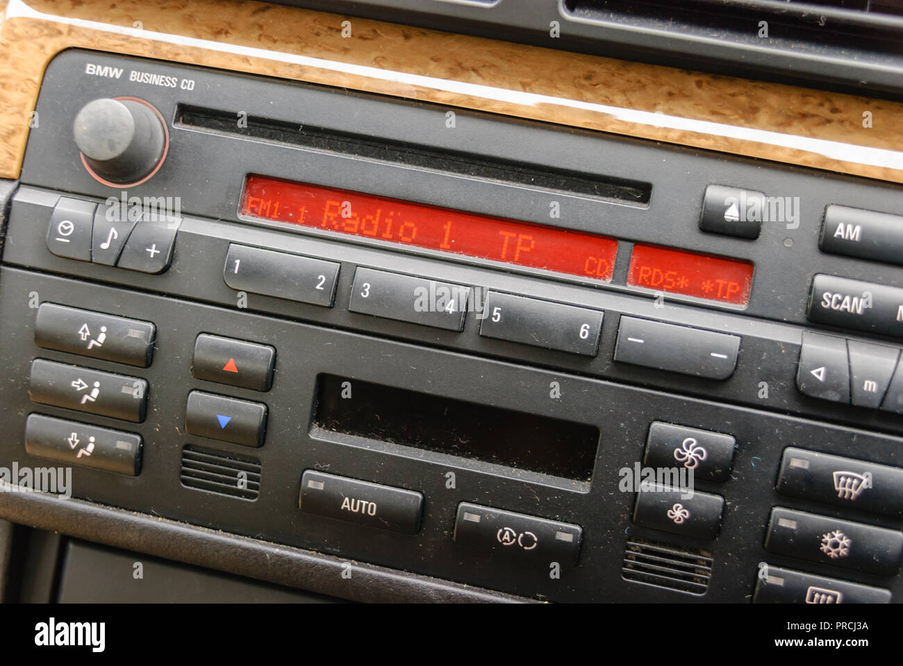 Staubige Radio 2007 in einem BMW 318i. Stockfoto